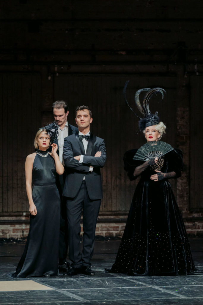Mavie Hörbiger, Tim Werths, Nils Strunk und Regina Fritsch in „Bunbury“.