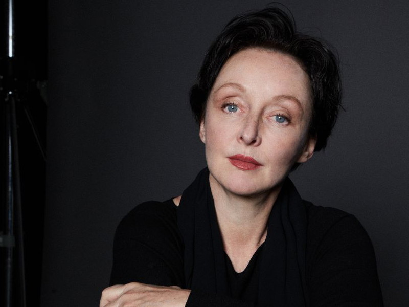 Regina Fritsch wurde 1964 in Hollabrunn geboren, besuchte die Schauspielschule Krauss in Wien und wurde bereits mit 20 Jahren Ensemblemitglied am Burgtheater, dem sie bis heute angehört. Die Kammerschauspielerin ist Trägerin des Alma-Seidler-Ringes, dem weiblichen Gegenstück zum Iffland-Ring. Sie erhielt bereits zahlreiche Auszeichnungen, unter anderem auch den Nestroy-Preis. Zuletzt wurde sie mit dem Albin-Skoda-Ring ausgezeichnet.