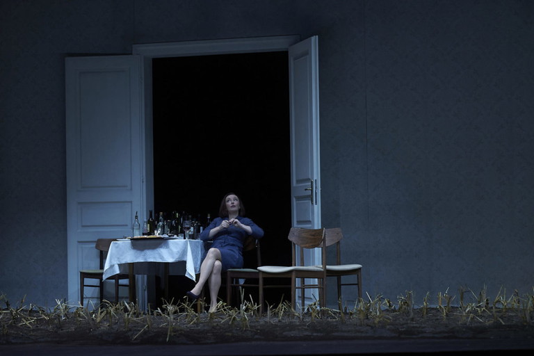 Regina Fritsch in „Drei Winter“ im Burgtheater. 
