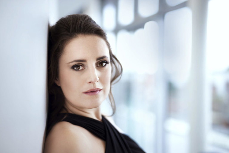 Die Sopranistin Louise Alder war bis 2019 im Ensemble der Oper Frankfurt. Seither ist sie freischaffend. „Gutes Timing“, sagt sie mit trockenem britischen Humor und blickt auf  einen vollen Kalender. 