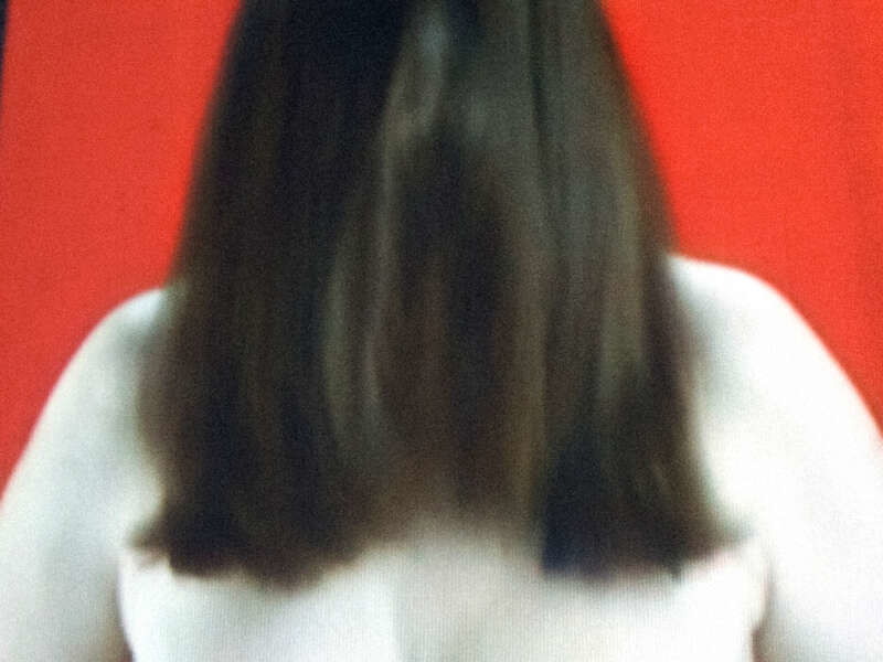 Marina Abramović vor einer Video-Projektion, die sie selber nackt zeigt.