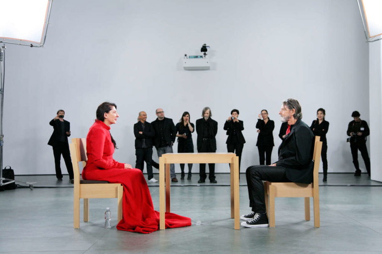 „The Artist Is Present“, 2010. Die wohl spektakulärste Performance der Künstlerin: 75 Tage lang saß Abramović 2010 auf einem Sessel im Museum of Modern Art in New York. Hier auf dem Bild sitzt sie ihrem Ex-Partner Ulay gegenüber. Sie selber sagt: „Ich habe mich ein Jahr darauf vorbereitet. Es ist die Hölle, sich drei Monate lang nicht zu rühren. Ich musste vorher meinen ganzen Stoffwechsel umstellen. Ich war damals 62. Es war echt hart.“ 