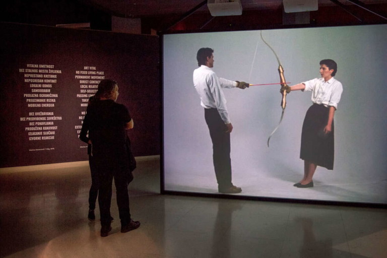 „Rest Energy“, 1980
Eine selbsterklärende Aktion mit ihrem damaligen Partner Ulay. Mikrofone gaben die Herzschläge wieder.