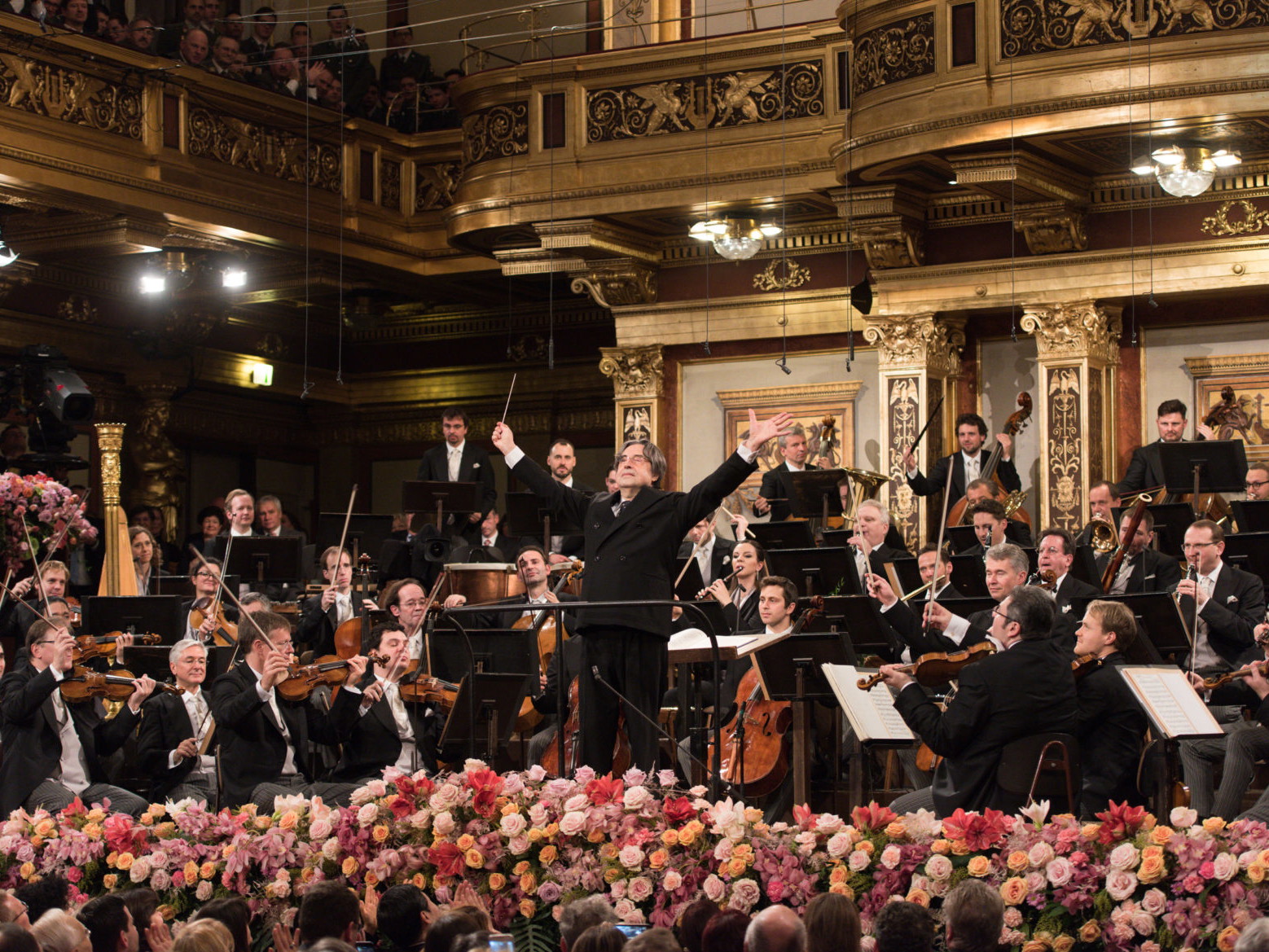 Diese Bilder aus dem Wiener Musikverein sind vertraut: Riccardo Muti dirigiert am 1. Jänner zum sechsten Mal das Neujahrskonzert. 