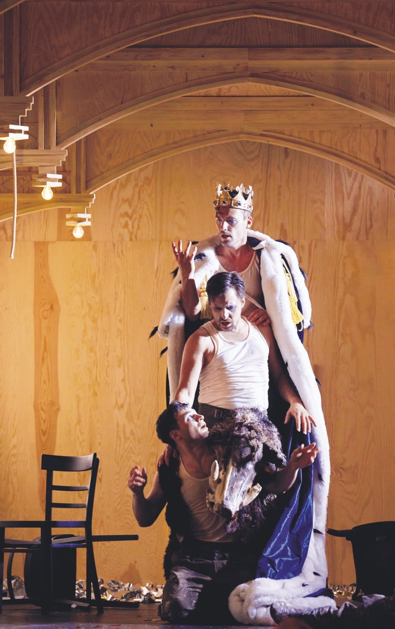 Drei Darsteller für „Richard III.“: Schauspieler Sören Kneidl, Sänger Christoph Filler und Tänzer Fabian Tobias Huster (v.o.).