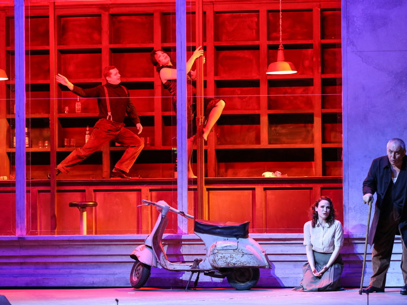 Eine Oper, die sich bis heute großer Beliebtheit erfreut: Rigoletto von Giuseppe Verdi. Hier in einer Inszenierung der Wiener Volksoper mit Pavel Valuzhin 