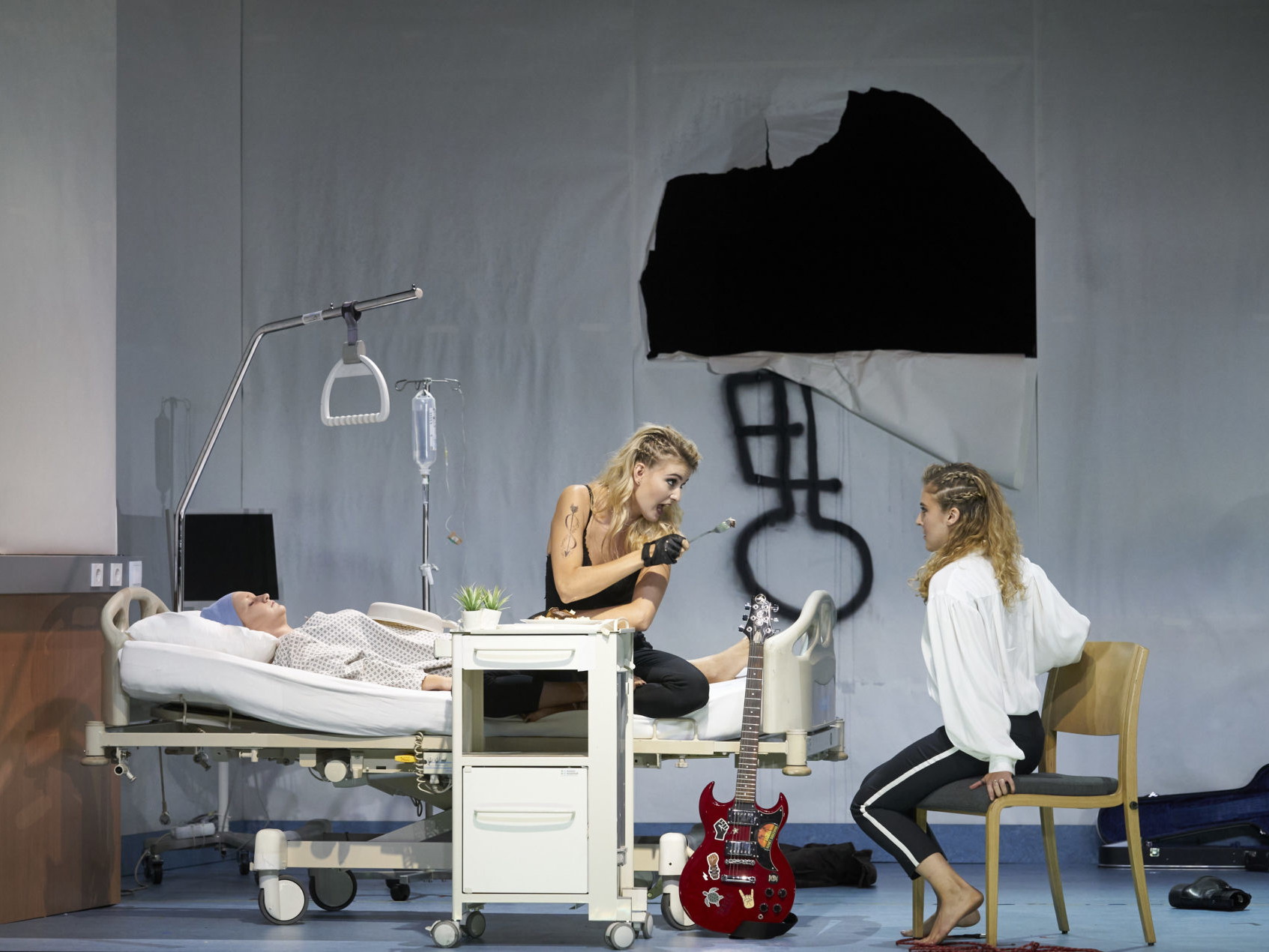 Ekaterina Protsenko hée), Miriam Kutzowatz (L‘ amour) auf der Bühne der Kammeroper Wien.