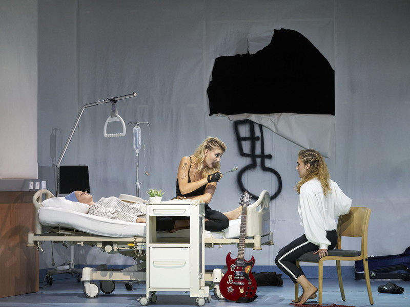Ekaterina Protsenko hée), Miriam Kutzowatz (L‘ amour) auf der Bühne der Kammeroper Wien.
