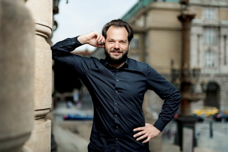 Petr Popelka ist Chefdirigent des Norwegischen Rundfunkorchesters Oslo und künstlerischer Leiter des Prager Rundfunkorchesters. Ab der Spielzeit 2024/25 wird der auch als Komponist Tätige das Chefdirigat der Wiener Symphoniker übernehmen. 
