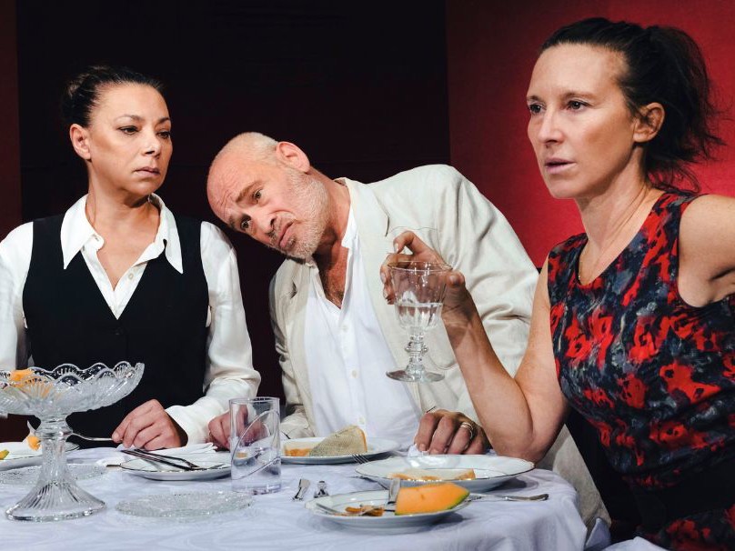 Sandra Cervik, Johannes Krisch und Maria Köstlinger in „Ritter, Dene, Voss" im Theater in der Josefstadt.