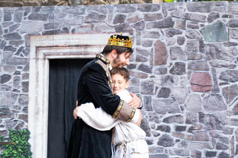 Der Novize Maxi stellt sich am Ende des Musicals als Kaiser Maximilian heraus.