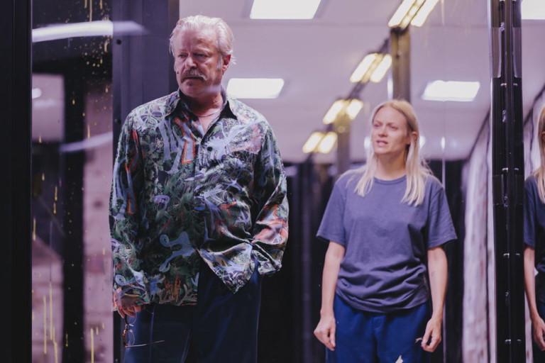 Roland Koch und Mavie Hörbiger in „Komplizen“ im Burgtheater.