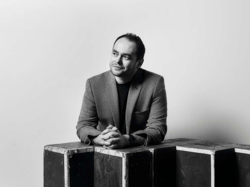 Ben Glassberg. Der gebürtige Brite zählt sowohl im Opern- als auch im Symphoniebereich zu den führenden Dirigenten seiner Generation. Er ist seit 1. Jänner 2024 Musikdirektor der Volksoper, wo er bisher Erster Gastdirigent war, und wird in dieser Saison neben „West Side Story“ und einer Vielzahl von Repertoireaufführungen auch die Premiere von „Die lustige Witwe“ dirigieren. 