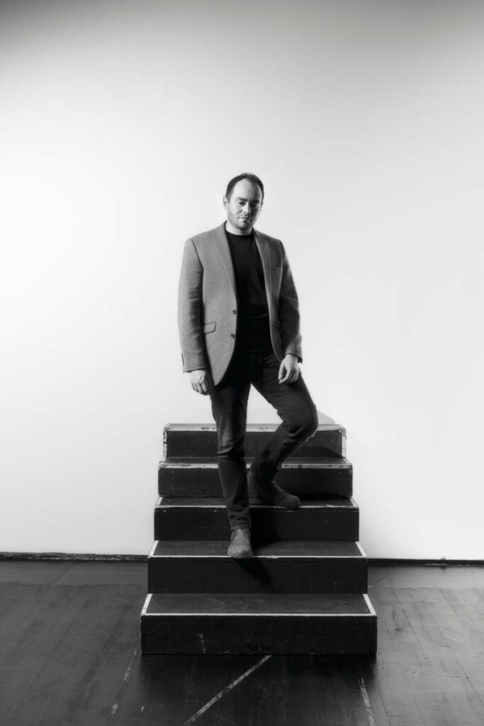 Auf den Stufen der Probebühne. Ben Glassberg ist gerade nach Wien gezogen und hat vor, möglichst lange zu bleiben. „Lotte de Beer und ich haben eine gemeinsame Vision. Ich liebe dieses Haus und seine einzigartige Energie.“ 