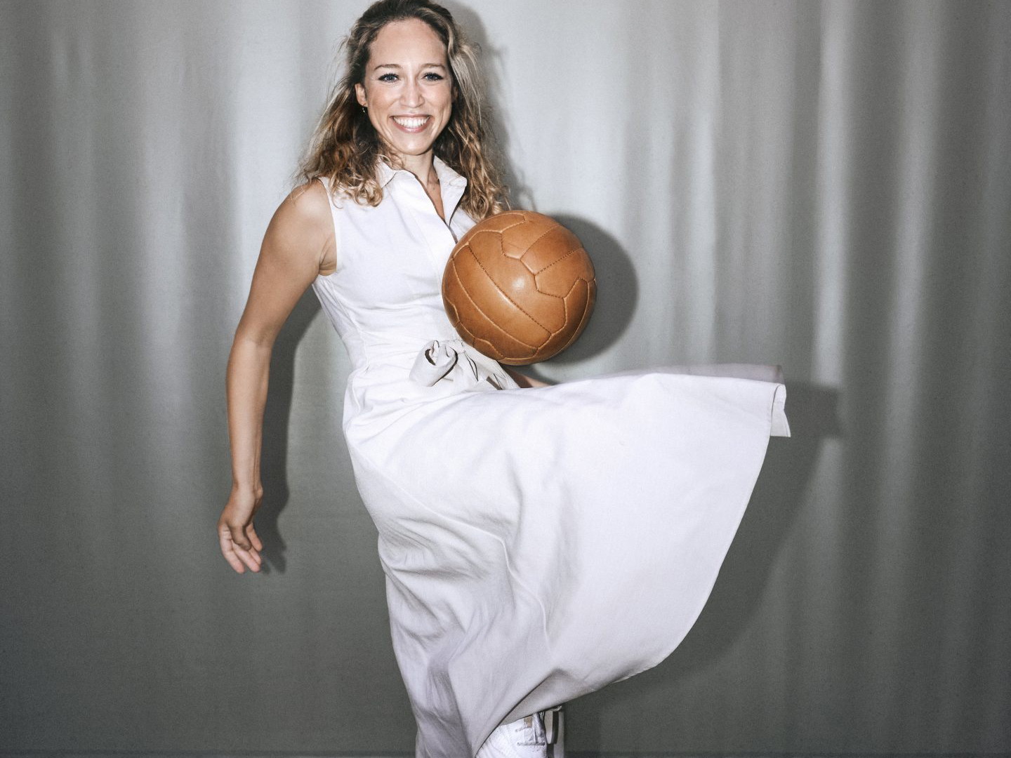 Sängerin und Schauspielerin Katharina Gorgi beim Fotoshooting. Fußball kann sie – sie kickt privat gerne mit Freunden im Park.