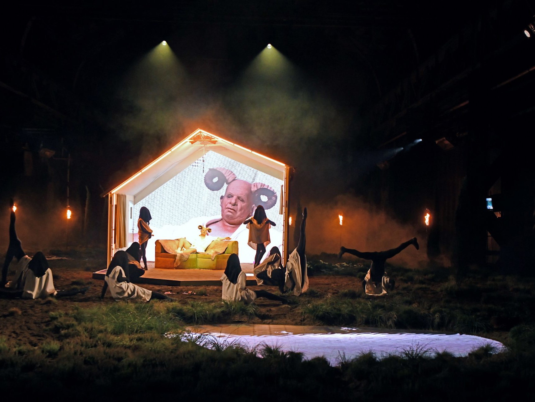 Die surrealistische Oper „Bählamms Fest" von Elfriede Jelinek und Olga Neuwirth ist bei der Ruhrtriennale in der Bochumer Jahrhunderthalle zu erleben.
