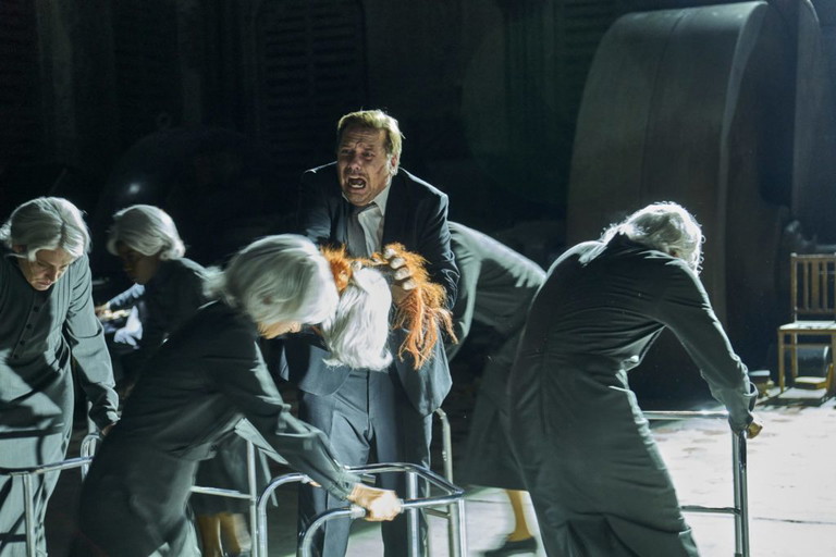 Michael Maertens in „Untergang des Hauses Usher" von Edgar Allan Poe bei der Ruhrtriennale in der Maschinenhalle Zweckel.
