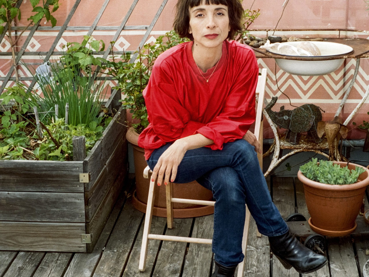 Über den Dächern 
von Margareten. Die Terrasse dient Ruth Brauer-Kvam und ihrer Familie als Rückzugsort. Auch Gizmo hat sich schon daran gewöhnt.