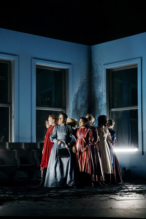 Die deutschsprachige Erstaufführung von Lucy Kirkwoods „Das Himmelszelt" fand im Herbst 2020 im Burgtheater statt.
