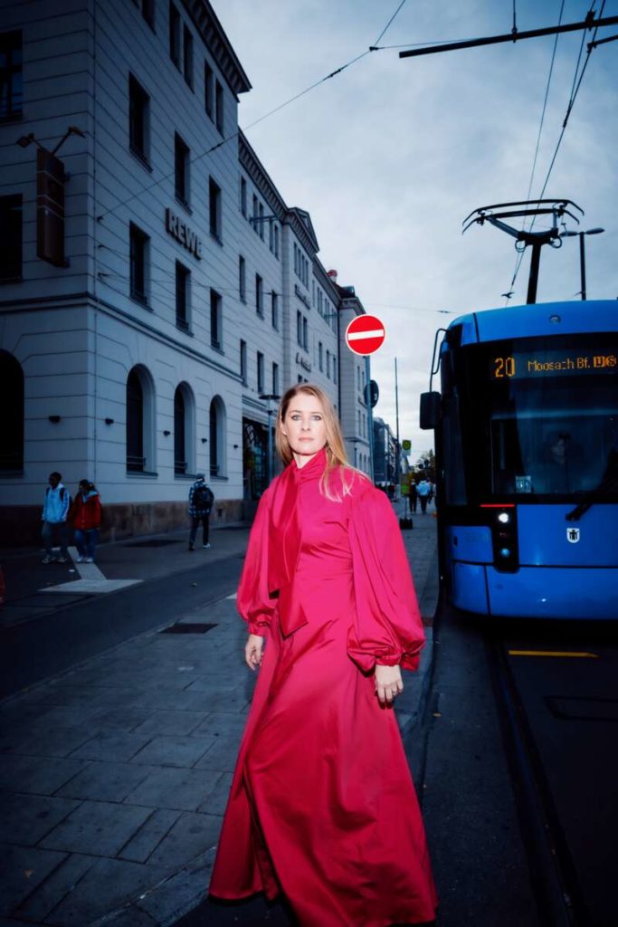 Ein spontaner Einfall … von Fotograf Peter Rigaud: Malin Byström vor der Straßenbahnlinie 20. Diese verbindet den Münchner Stadtbezirk Moos­ach mit der Innenstadt. Hier die Station vor dem Hauptbahnhof.