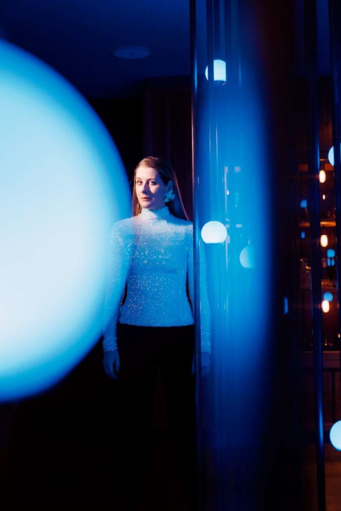 Spiel mit dem Licht. Malin Byström in der Bar des 25hours Hotel in München. 