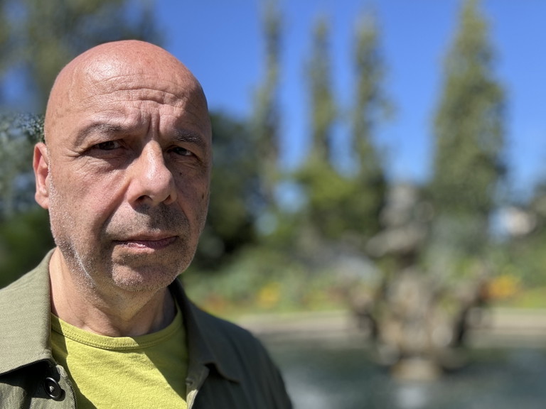 Samir Köck studierte Theaterwissenschaften, ist DJ und zählt zu den renommiertesten Musikjournalisten des deutschsprachigen Raumes. Er hat alle Großen der Musikwelt interviewt – von Paul McCartney über Isaac Hayes und Amy Winehouse bis Leonard Cohen.