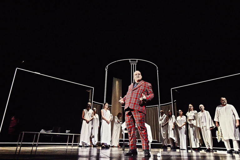 Das Volkstheater startete mit Wolfram Lotz’ Theatertext „Die Politiker“ in die aktuelle Spielzeit. Der Text wurde auf den Großteil der Ensemblemitglieder aufgeteilt.