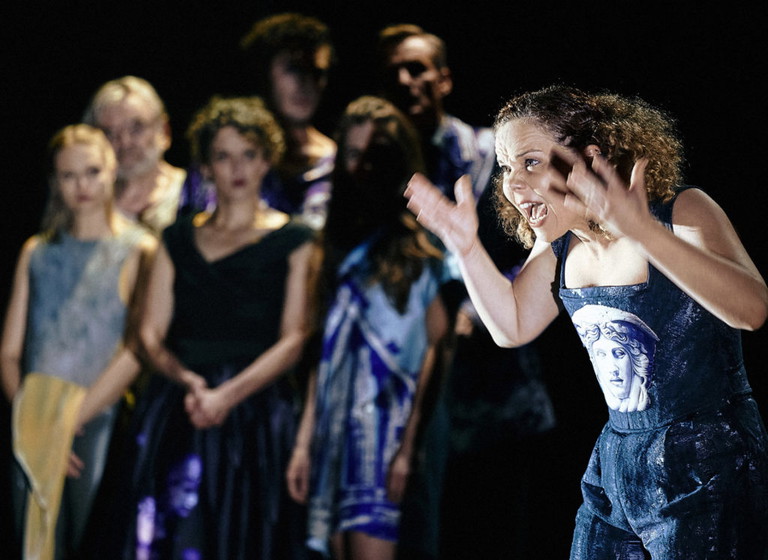 Mit allem Nachdruck fordert Sarah Viktoria Frick  in Thomas Köcks Rekomposition des klassischen
Antigone-Stoffes die Bestattung der vielen an den Strand gespülten Leichen. 
