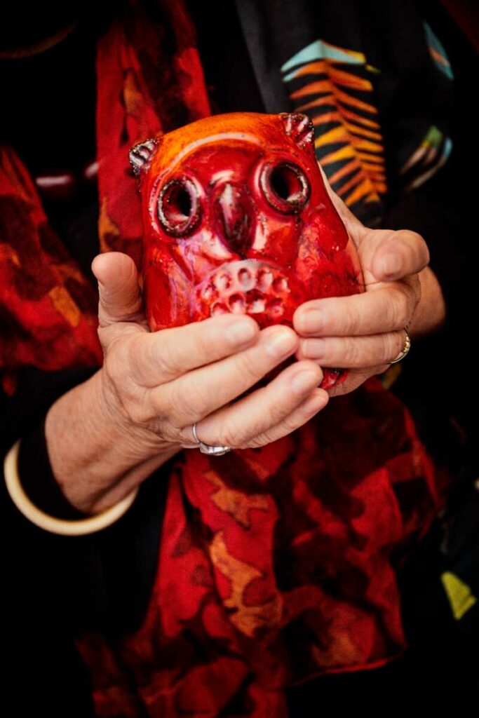 Kraftspendende Keramik. Eine der vielen Eulen-Skulpturen im Hause Werner. „Ich bekomme ständig neue geschenkt.“ Die ästhetisch weniger gelungenen mussten in einen Schuppen auf dem Land ziehen. 
