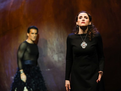 Rebecca Nelsen als Konstanze und Murat Seven als Bassa Selim in „Die Entführung aus dem Serail“ in der Wiener Volksoper. Die Partie der Konstanze wird in der Regel von dramatischen Koloratursopranistinnen gesungen. 