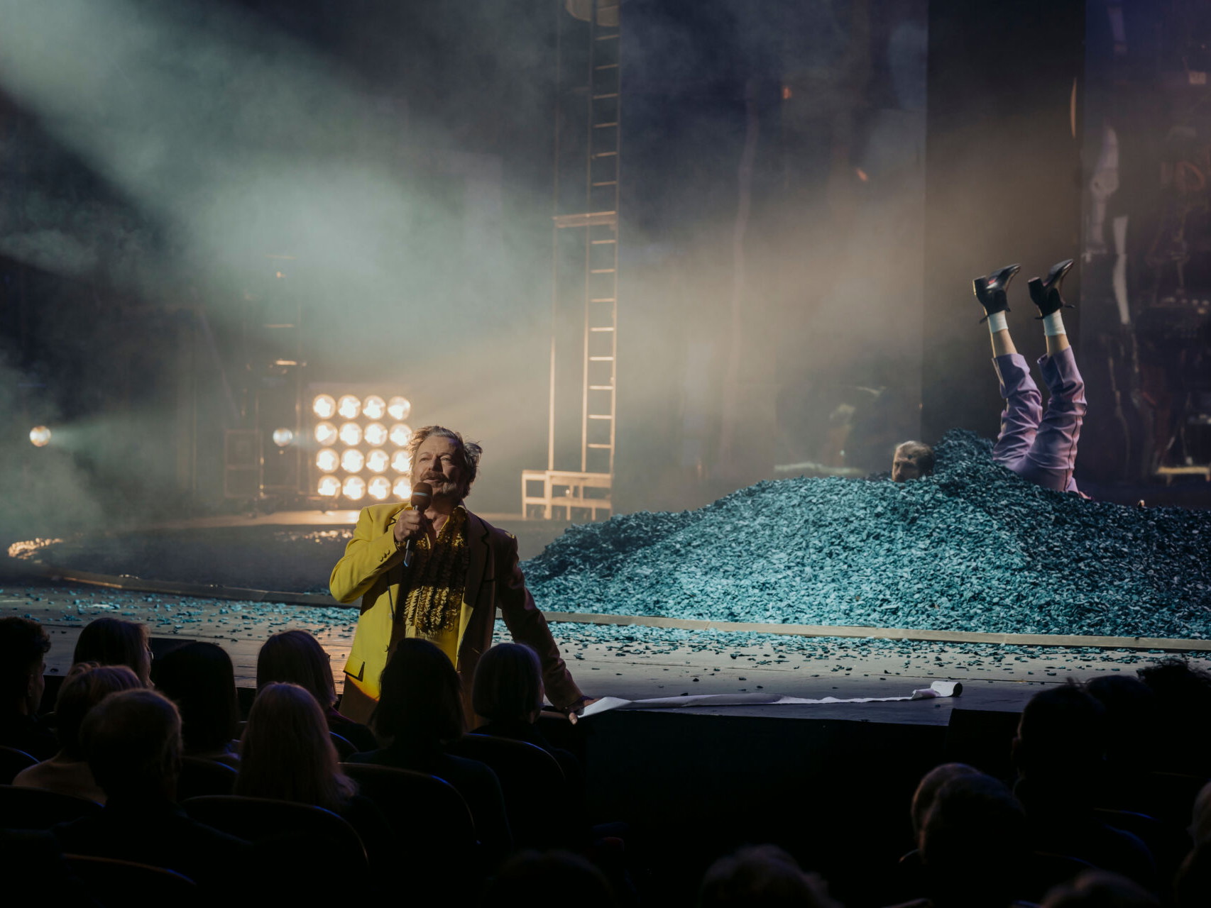 Auch in stürmischen Zeiten ein wichtiger Dreh- und Angelpunkt: die Drehbühne. Hier zu sehen in der Inszenierung von „Der Sturm“ im Burgtheater. Davor: Schauspieler Roland Koch. 