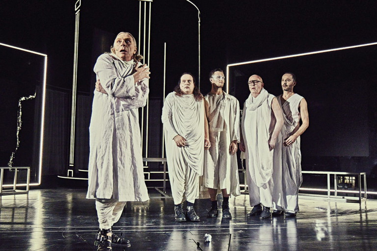 „Die Politiker“ von Wolfram Lotz eröffnete die  Spielzeit 2021/22 am Volkstheater. Die Drehbühne spielte in Kay Voges' Inszenierung eine wichtige Rolle.