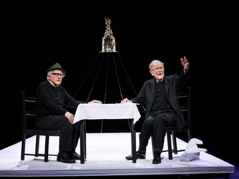 Hermann Beil und Claus Peymann in „Claus Peymann kauft sich eine Hose und geht mit mir essen“ im Theater in der Josefstadt. 