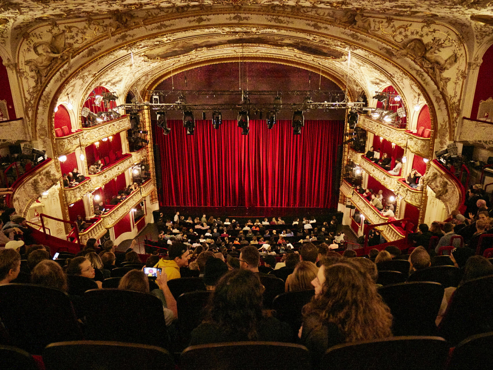 Das Wiener Volkstheater wurde 1887-1889 von Ferdinand Fellner und Hermann Helmer in Neorenaissanceformen ichen Städten der Monarchie Nachahmung gefunden hat. 