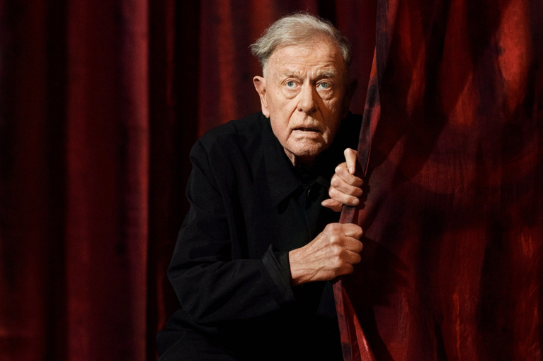 Er will nur spielen.
Claus Peymann und der Vorhang im Theater
in der Josefstadt.