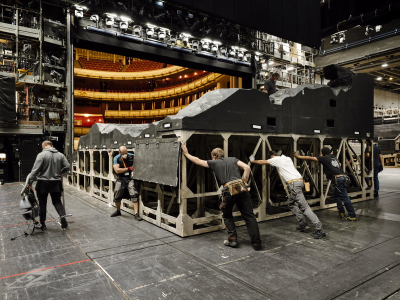 Auch beim Bühnenbild kann der Schnürboden eine wichtige Rolle spielen. Hier zu sehen: Die Entstehung des Bühnenbilds von „Don Giovanni“ in der Wiener Staatsoper.