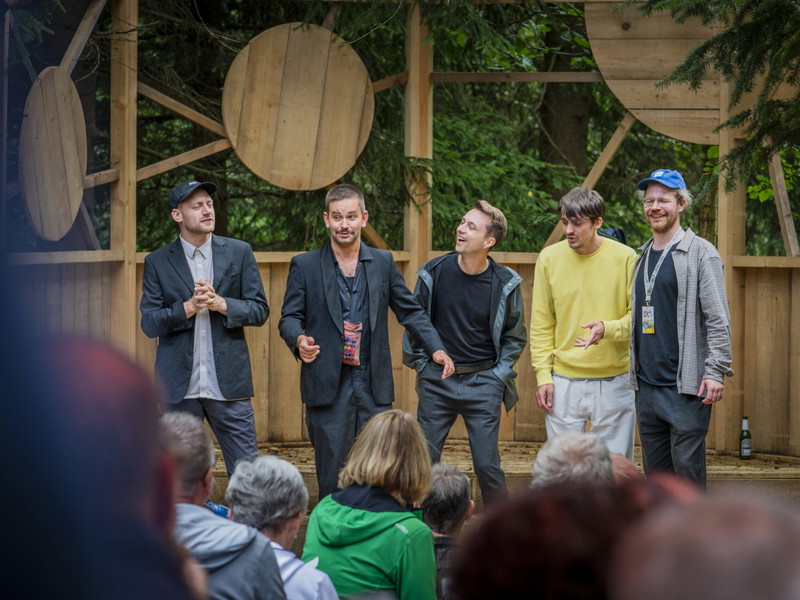 Die Gesangskapelle Hermann ist die wohl leidenschaftlichste A cappella Boyband der Welt. Ausgezogen, um die Welt mit ihrem betörenden Mundartgesang zu einem glücklicheren Ort zu machen.