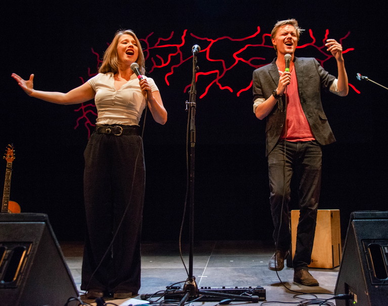 Wiener Blond: Verena Doublier und Sebastian Radon singen, beatboxen, komponieren und granteln sich seit über zehn Jahren durch ihre Alltagswelten und in die Herzen ihres Publikums.