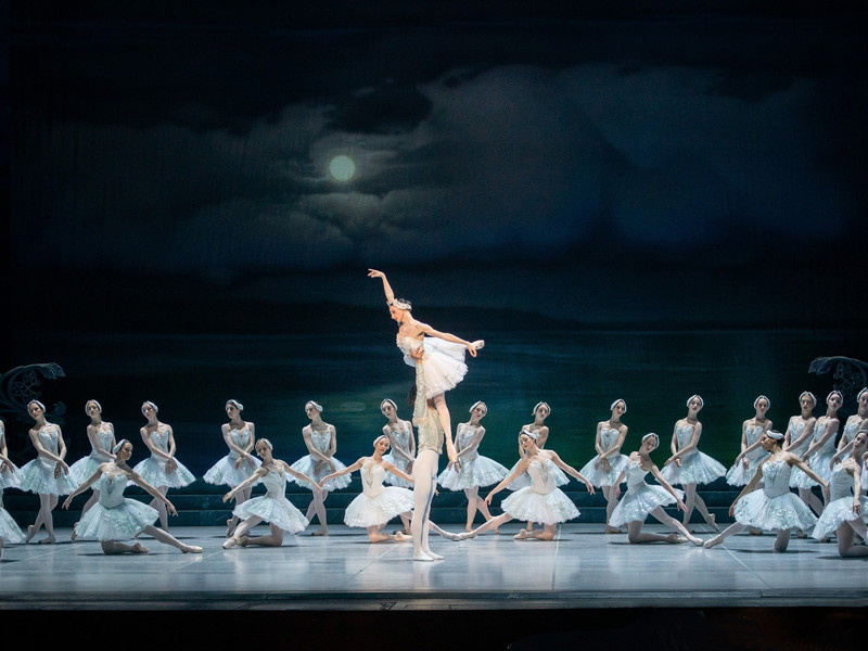 Rudolf Nurejews „Schwanensee" mit M. Kimoto, L. Konovalova und Damenensemble des Wiener Staatsballetts.