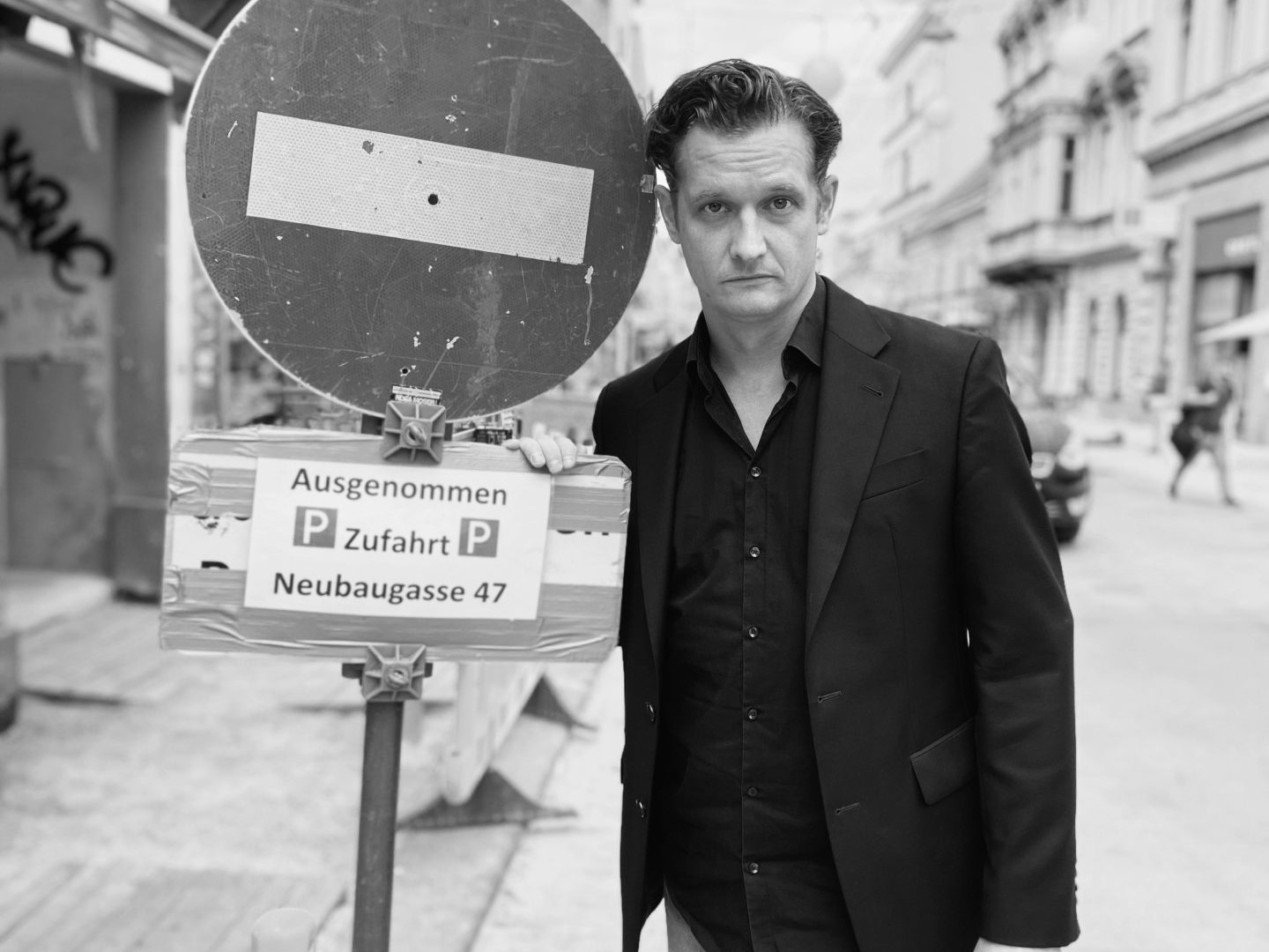Felix Metzner kann Bühnenbild, Videodesign und Regie. Seit Jahren arbeitet er erfolgreich am Theater der Jugend, ist aber auch am Burgtheater tätig. Für die BÜHNE posierte er auf der Wiener Neubaugassse, unweit des Theater der Jugend.