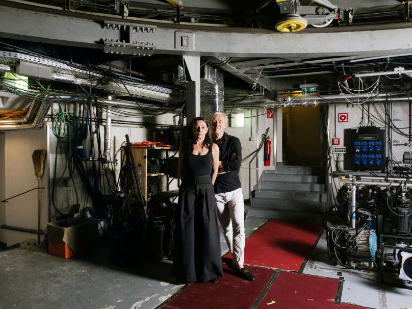 Im Keller ihres Arbeitsplatzes. Sandra Cervik und Joseph Lorenz inszenieren sich für den Fotografen auf der Unterbühne des Theaters in der Josefstadt.