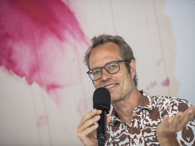 Stefan Kaegi vom Rimini-Protokoll steht hinter Konzept und Regie von "Spiegelneuronen".