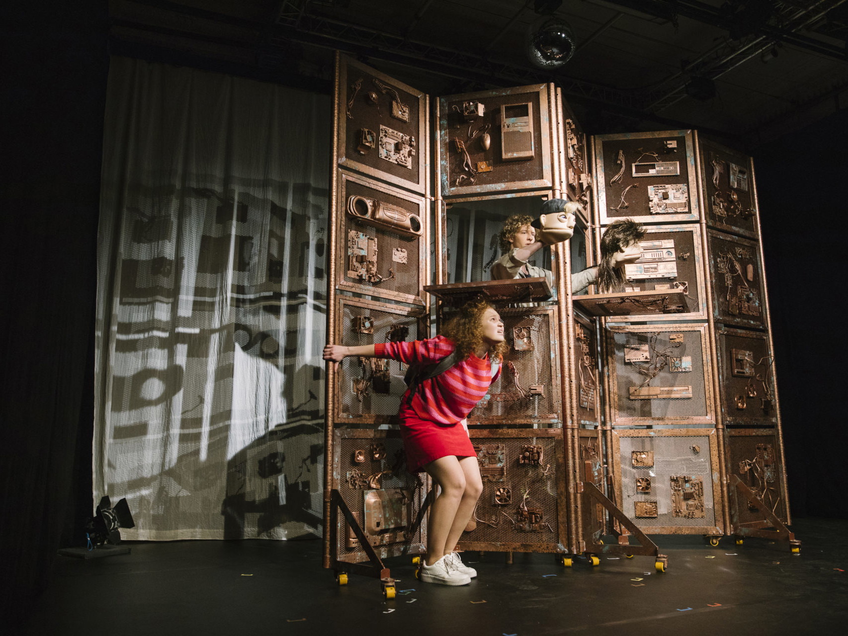 „Mein ziemlich seltsamer Freund Walter" von Sibylle Berg feiert demnächst im Vestibül Premiere - online. In den Hauptrollen sind Pia Zimmermann und Ludwig Wendelin Weißenberger zu sehen. Die Stimmen als Tonzuspielung liefern Klaus Maria Brandauer und Birgit Minichmayer.