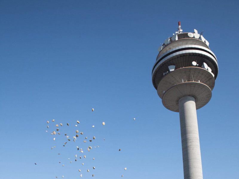 Am Dach der Probebühne der Wiener Staatsoper im ­Objekt 19 im Arsenal. Im Hintergrund sehen Sie den 155 Meter hohen A1-Funkturm. Die Steine im Vordergrund ­fliegen, weil sie von Kyle Ketelsen  Converse Fear of god)