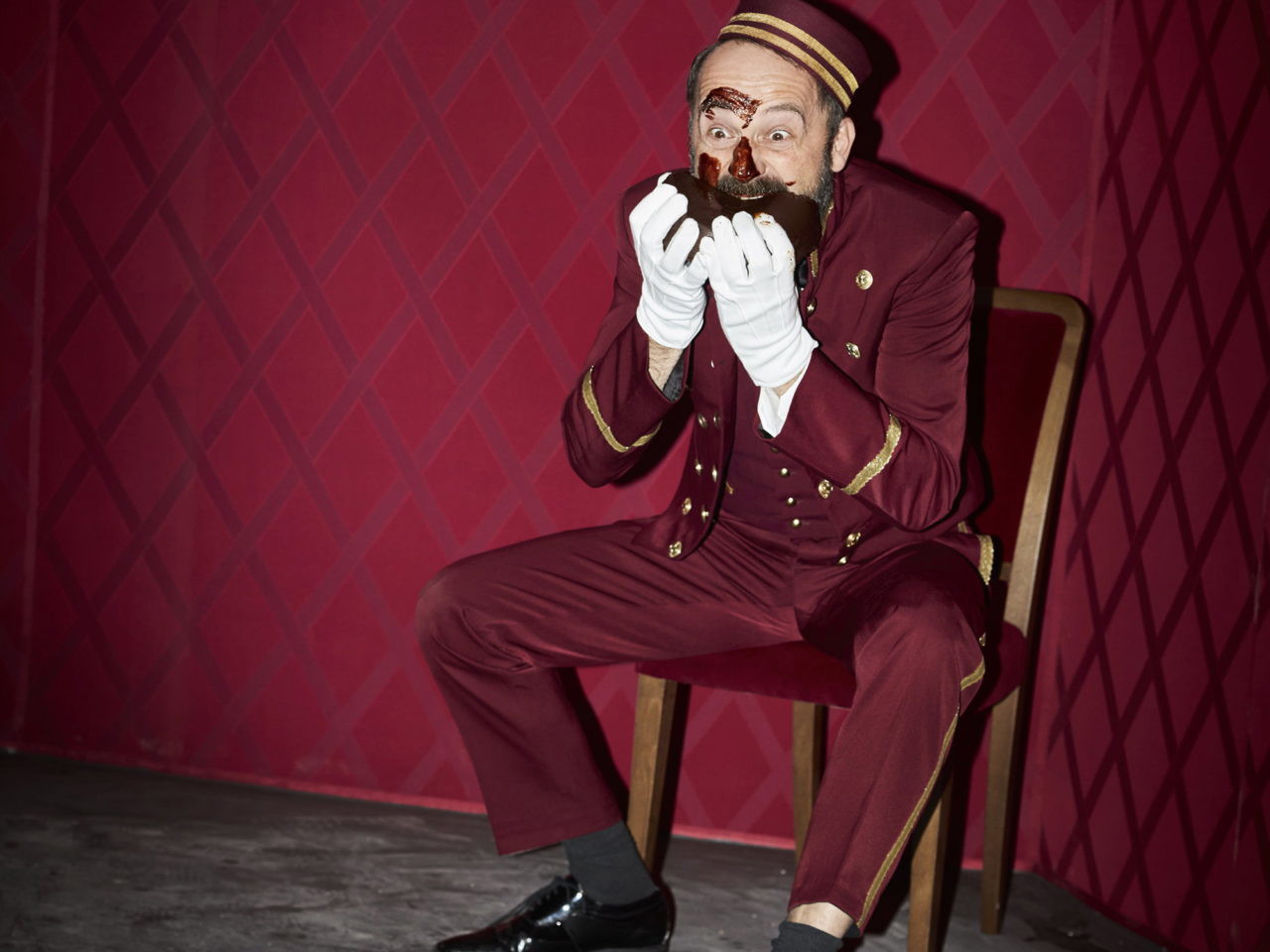 Für die aktuelle Plakatserie des Volkstheaters verspeiste Schauspieler Christoph Schüchner eine Schokotorte. Ab 26. November ist er im Stück „Ach, Sisi“ zu sehen.