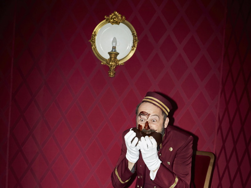 Für die aktuelle Plakatserie des Volkstheaters verspeiste Schauspieler Christoph Schüchner eine Schokotorte. Ab 26. November ist er im Stück „Ach, Sisi“ zu sehen.
