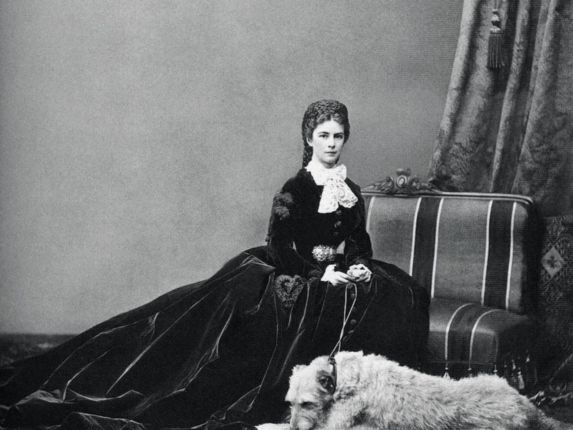 Elisabeth von Österreich. 1854 heiratete Sisi Kaiser Franz Joseph. Sie hatten vier ­Kinder: Sophie Friederike, Gisela, ­Rudolf und Marie Valerie.