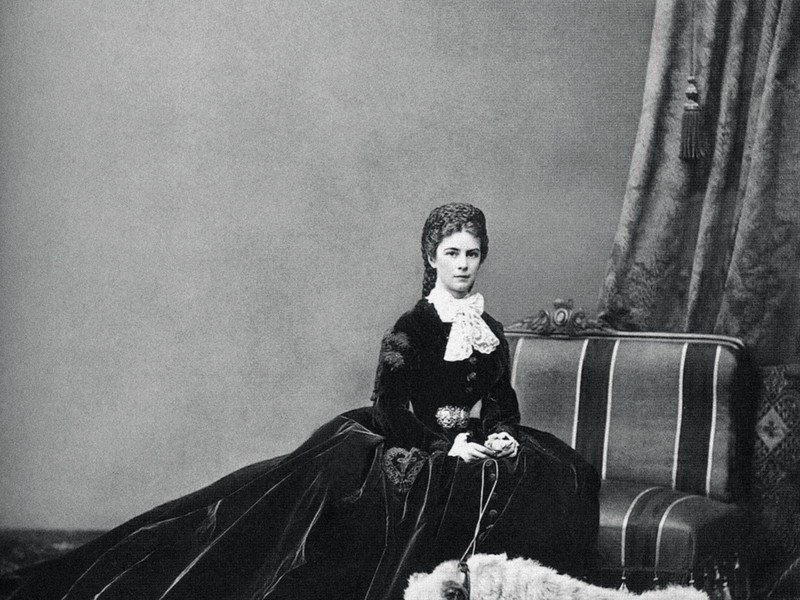 Elisabeth von Österreich. 1854 heiratete Sisi Kaiser Franz Joseph. Sie hatten vier ­Kinder: Sophie Friederike, Gisela, ­Rudolf und Marie Valerie.