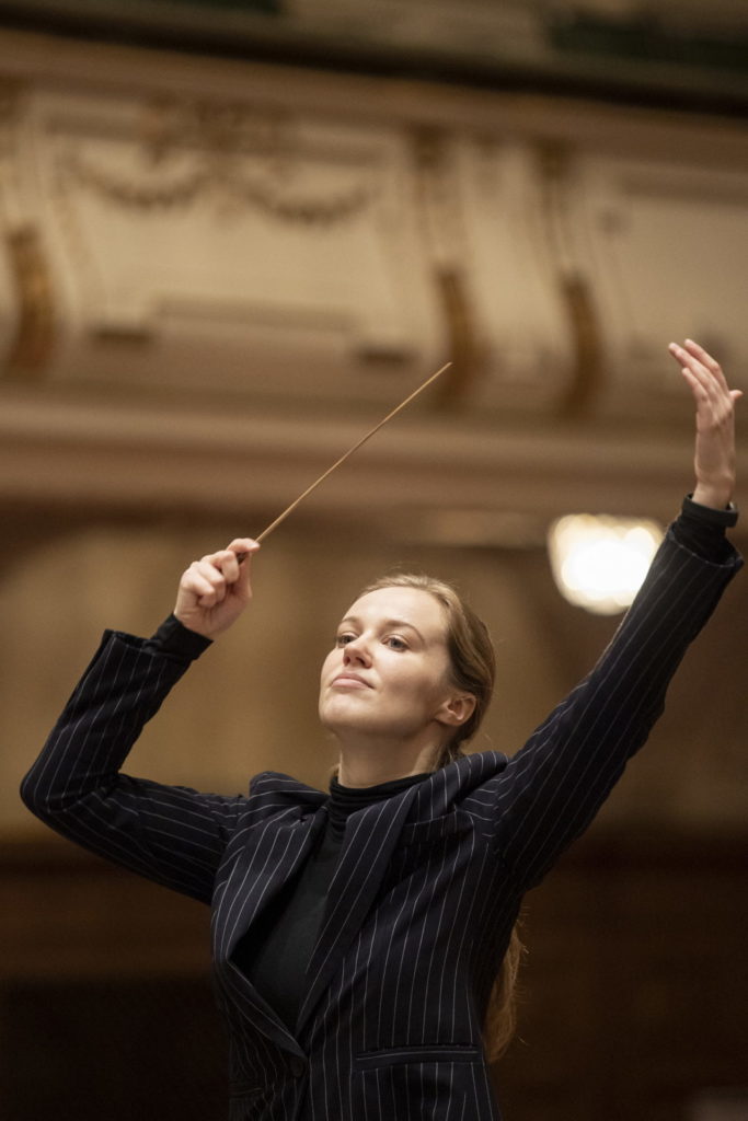 In Vilnius geboren, begann Giedrė Šlekytė ihre Musik­ausbildung am Nationalen Mikalojus Konstantinas Čiurlionis Kunstgymnasium. Sie studierte Dirigieren an der Kunstuniversität Graz, der Hochschule für Musik und Theater Leipzig sowie an der Zürcher Hochschule der Künste.