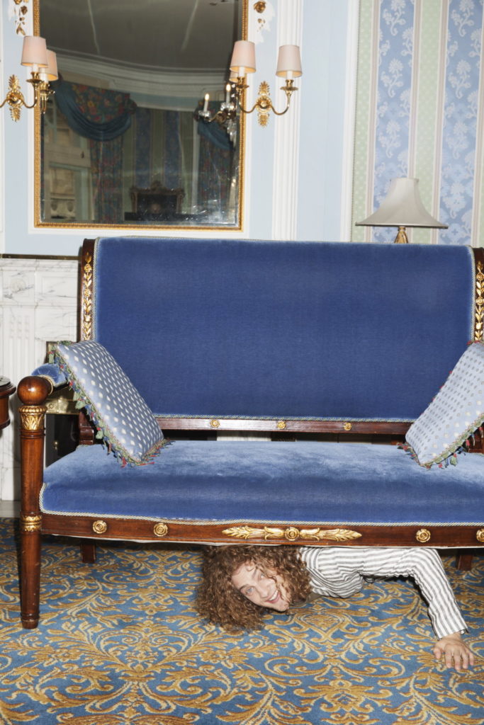 Suchbild mit Niklas. Der Schauspieler machte auch unter dem Sofa eine gute Figur. 